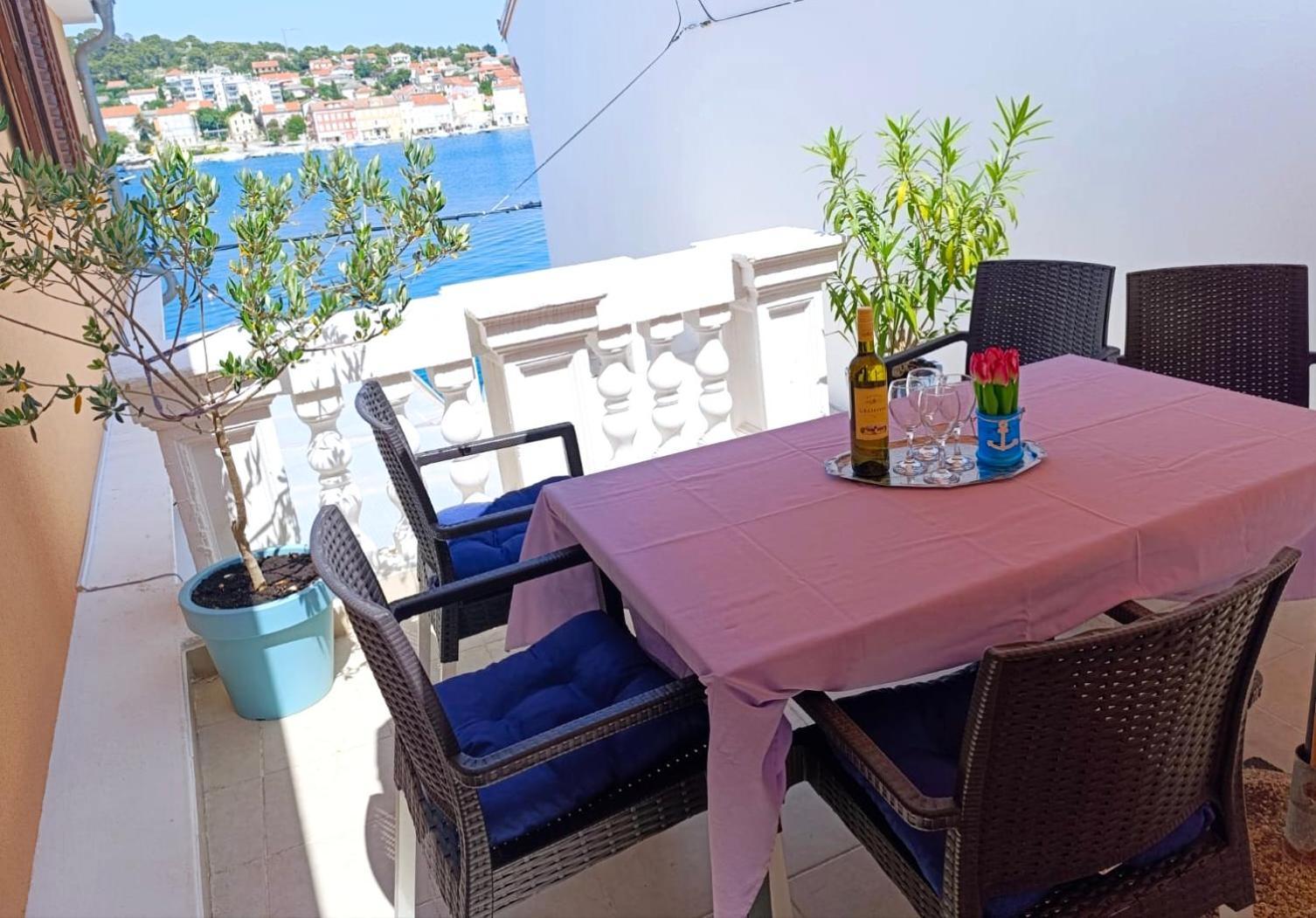 Pleasant With Seaview Apartman